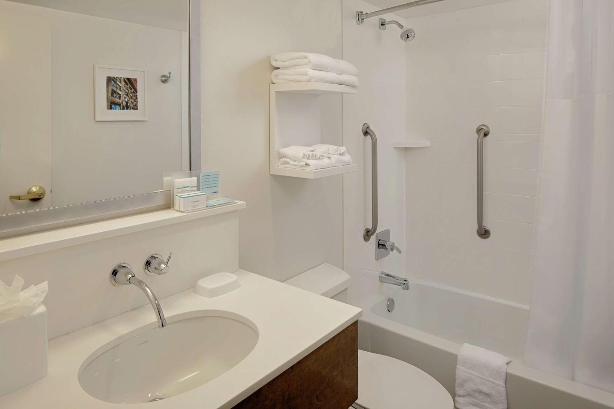 Hampton Inn Louisville Downtown Екстериор снимка