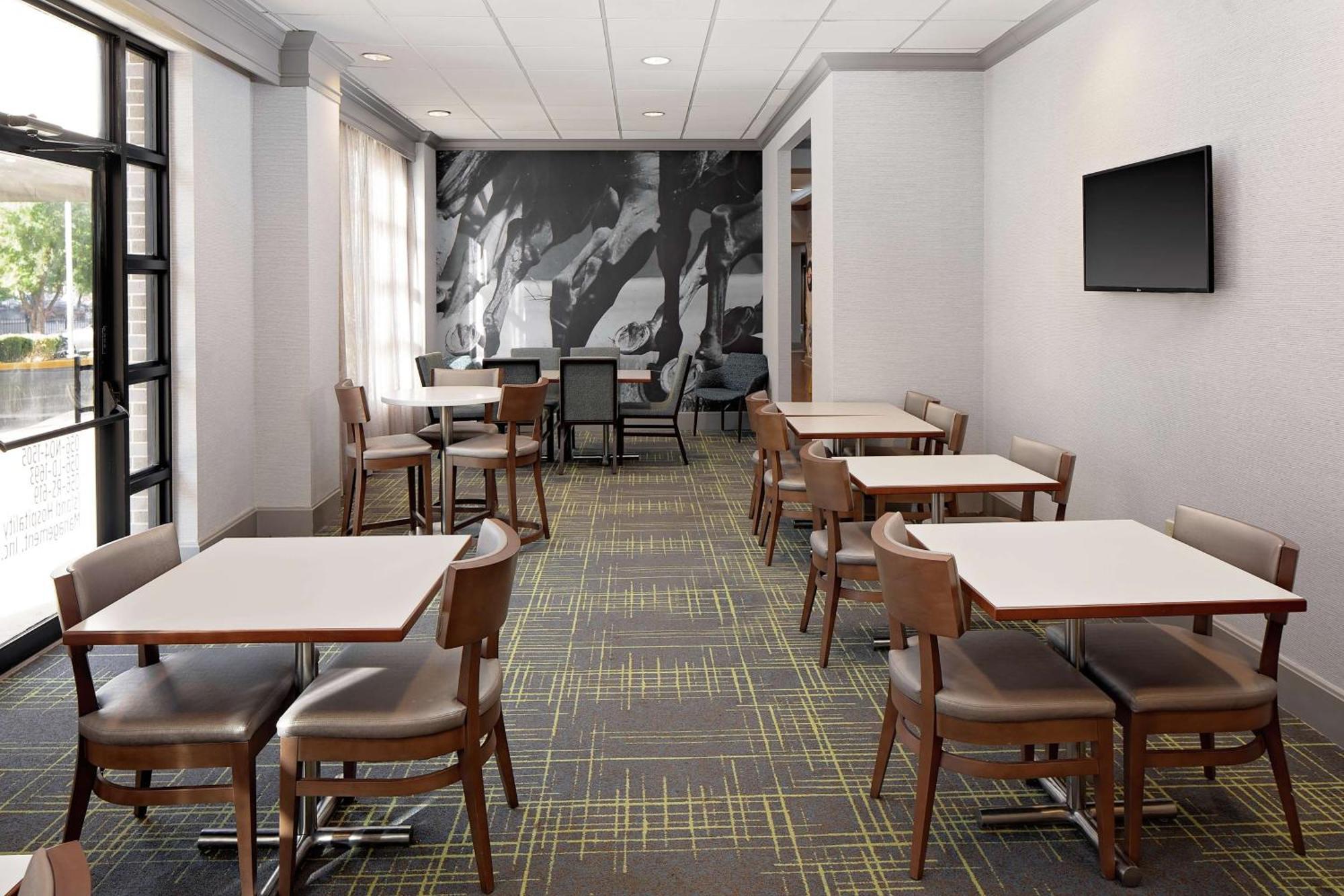 Hampton Inn Louisville Downtown Екстериор снимка