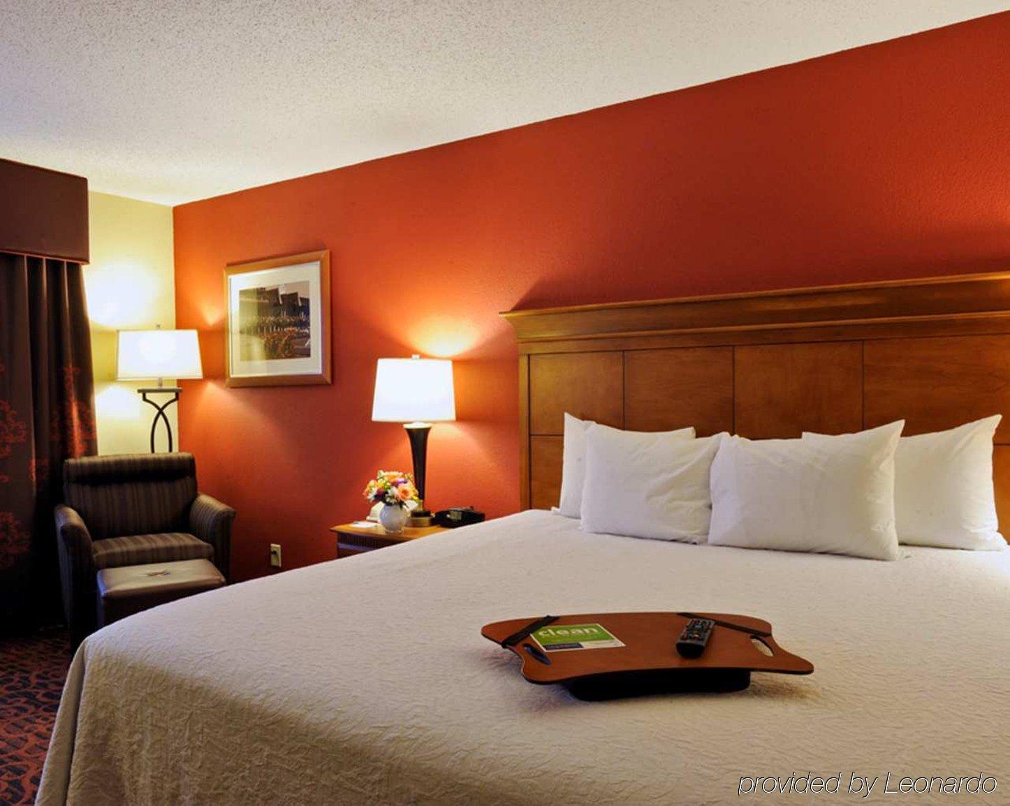 Hampton Inn Louisville Downtown Стая снимка