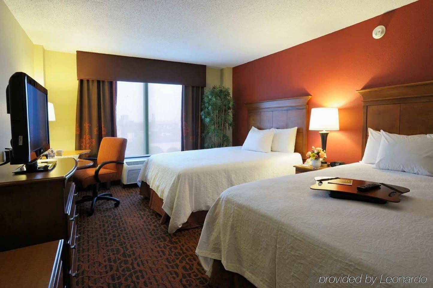 Hampton Inn Louisville Downtown Екстериор снимка