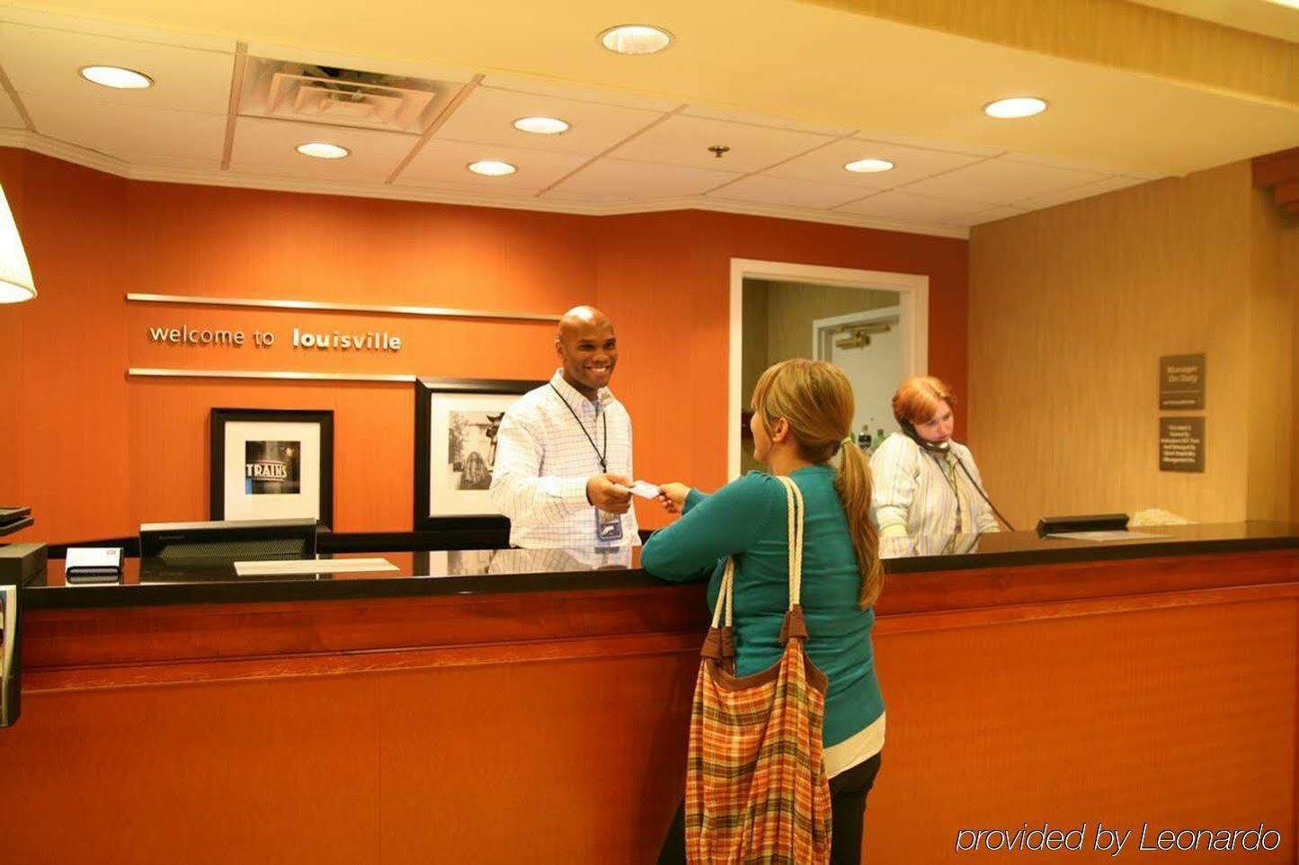 Hampton Inn Louisville Downtown Екстериор снимка